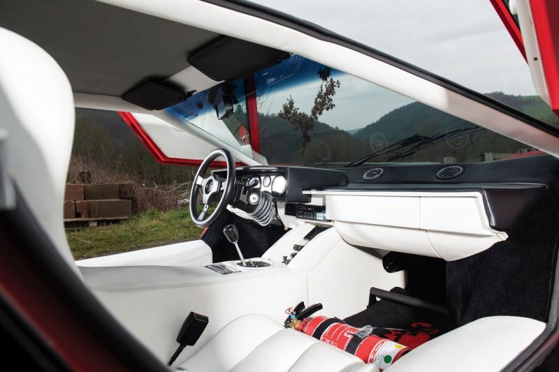 Великолепный Lamborghini Countach LP500 S с белым салоном выставят на торги