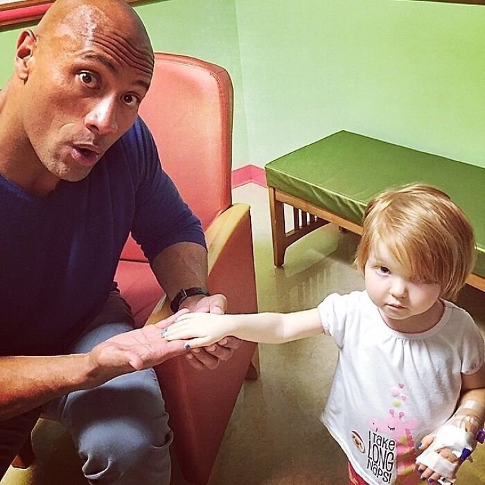 Дуэйн встречается с маленькой Карой - пациенткой Национального детского госпиталя
