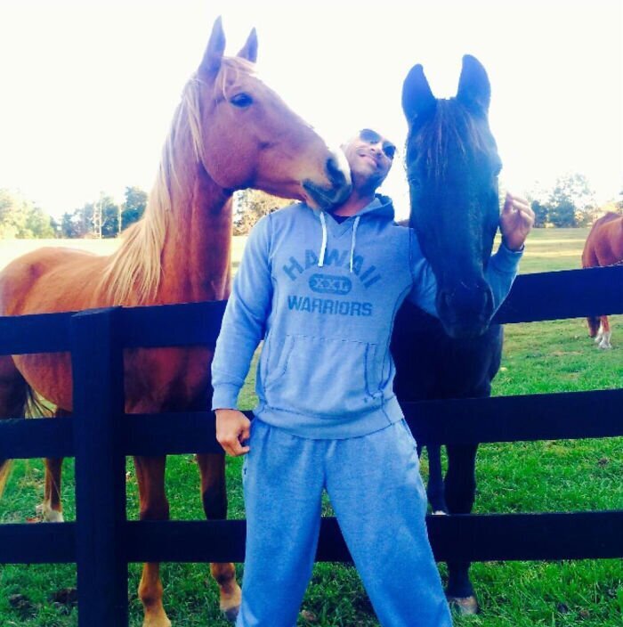 Дуэйн пытается подружиться с лошадьми
