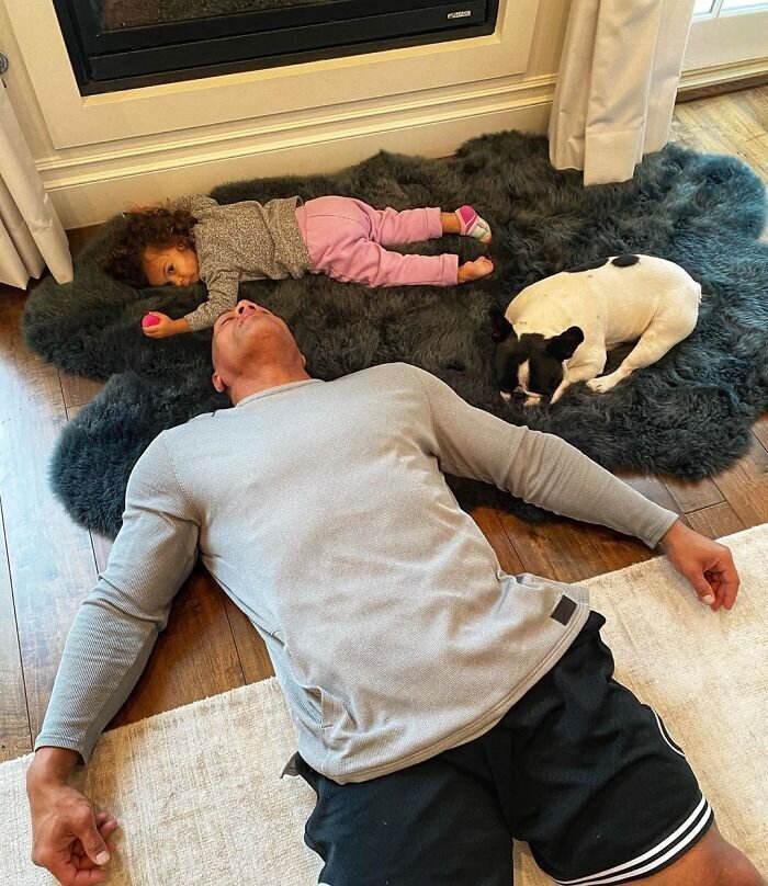 Дуэйн устал играть с дочкой и собакой. И они тоже устали
