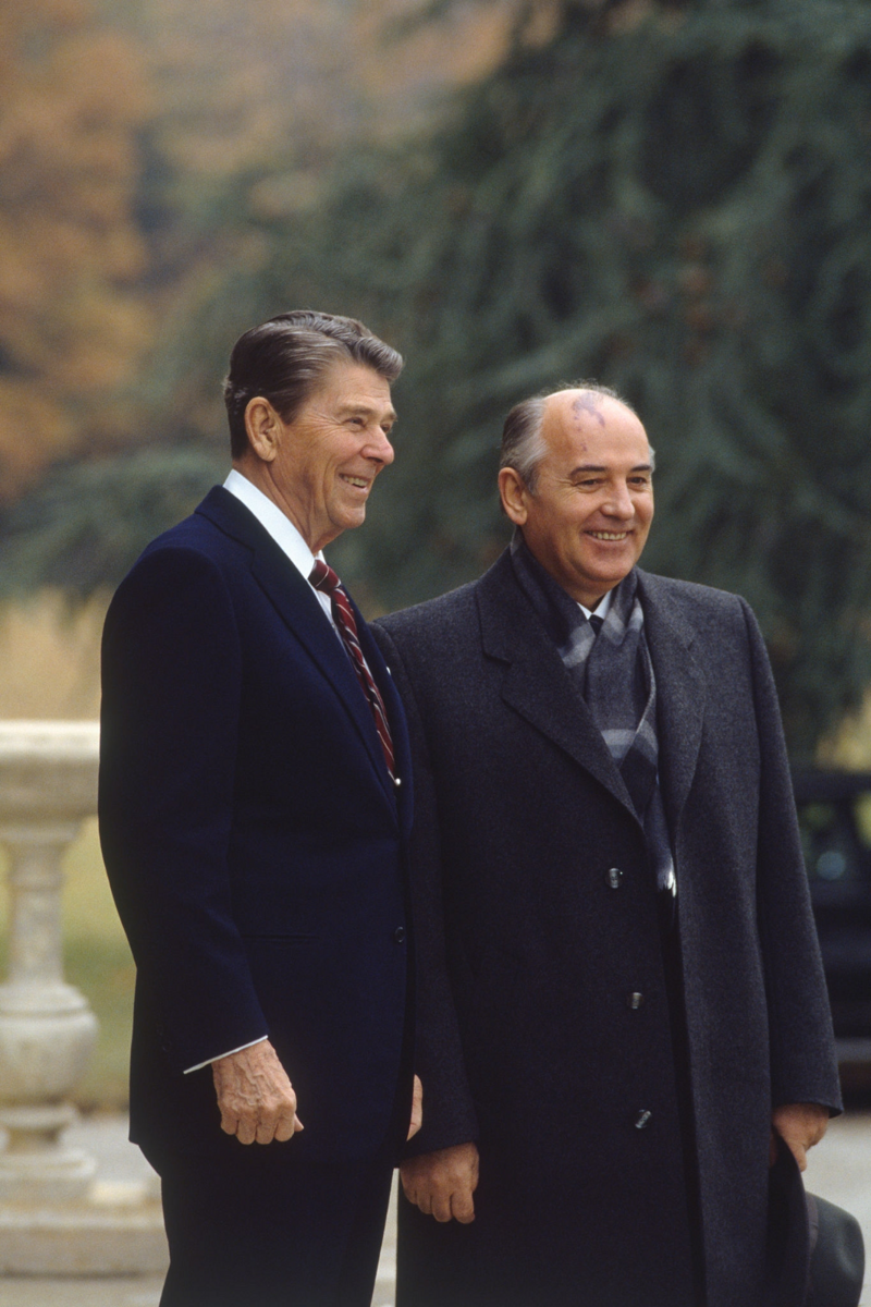 Саммит Рейган Горбачев 1985. Встреча Горбачева и Рейгана в Женеве 1985. Горбачев Рейган Женева 1985. Горбачев Рейган и Буш. Переговоры с рейганом