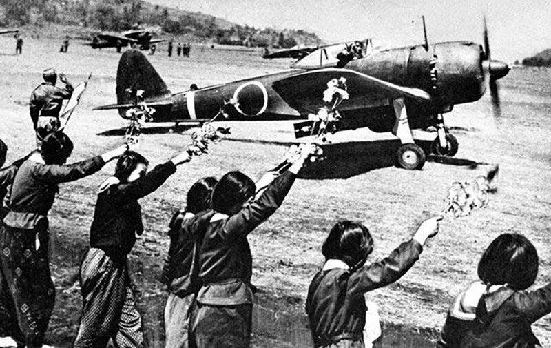 Японские студенты машут на прощание отбывающему пилоту-камикадзе, Вторая мировая война
