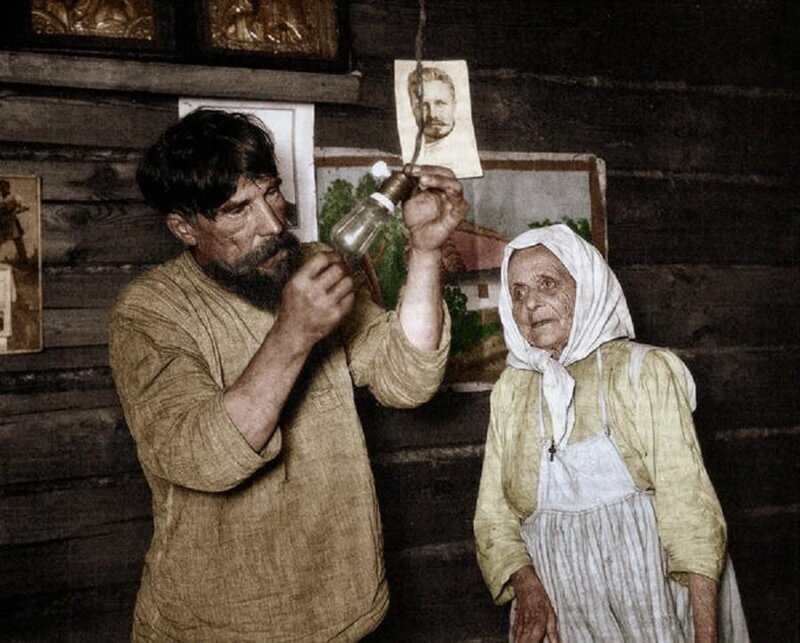 Русским крестьянам проводят электричество, 1920 год.