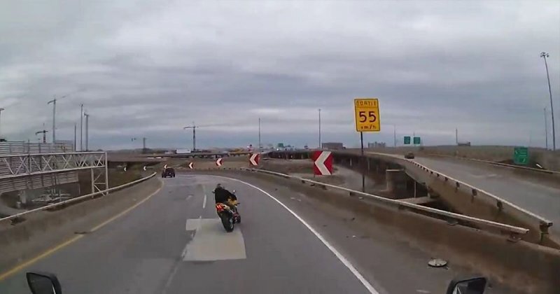 Канадсикий мотоциклист перелетел через ограждение эстакады и чудом выжил