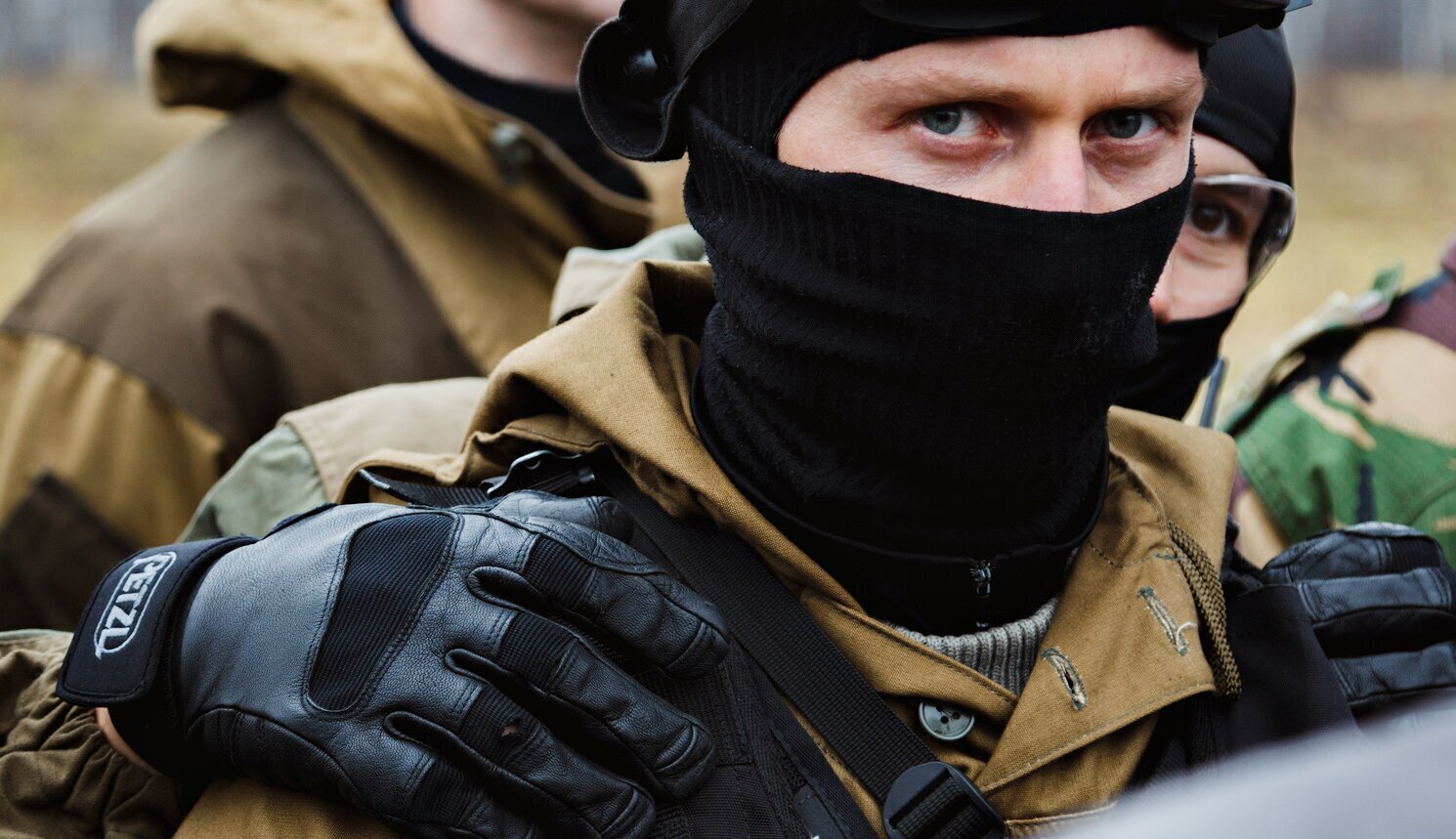 Фото в военной форме в маске