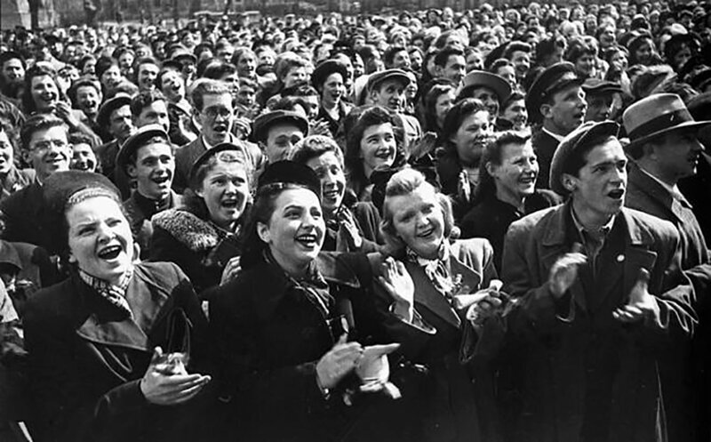 Ленинградцы слушают сообщение о победе.