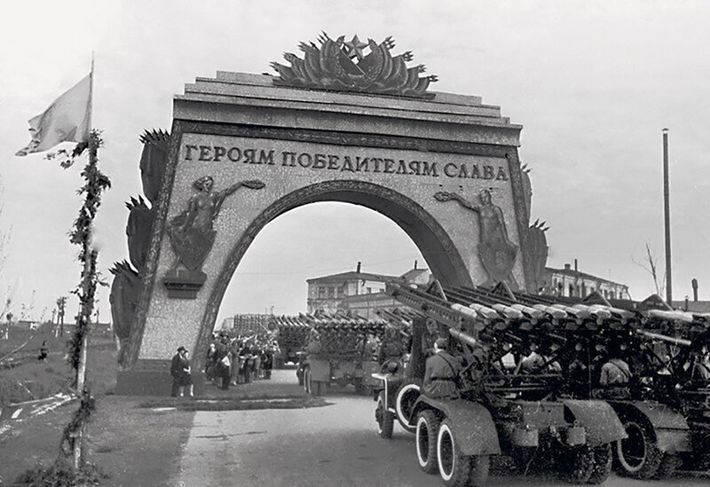 Эту деревянную Триумфальную арку рабочие построили за одну ночь, чтобы встретить солдат