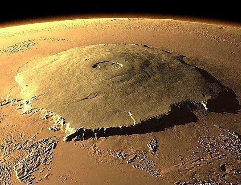 Олимп на Марсе — высочайшая вершина Солнечной системы. 26 км. Три Эвереста друг на друге. По площади гора размером с Францию