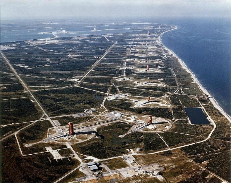 Вид с воздуха на стартовые площадки НАСА. Космический Центр им. Джона Ф. Кеннеди на острове Мерритт, мыс Канаверал. 1964
