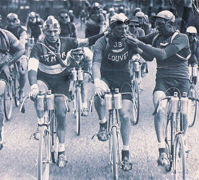 Перекур во время гонки Тур де Франс. 1920 год.