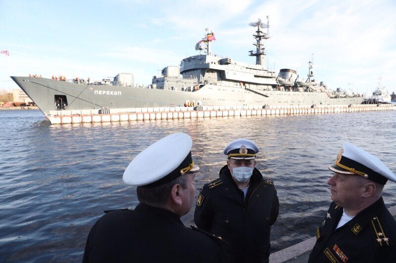 В устье Невы зашёл флагман предстоящего морского парада Победы