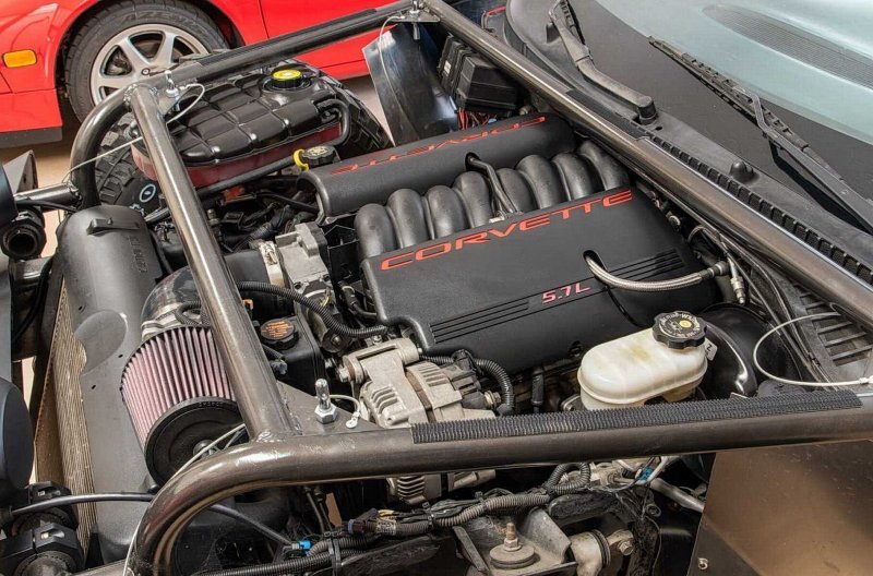 Под капотом стоит штатный 5,7-литровый V8 мощностью 345 л.с. Коробка родная, 6-ступенчатая «механика». Выхлопная система стоит от нового Camaro Z28.