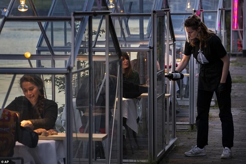 Сотрудники ресторана Mediamatic подают еду, соблюдая правила социального дистанцирования