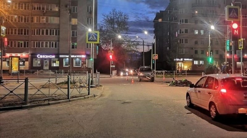 В Великом Новгороде автомобиль столкнулся с мотоциклом
