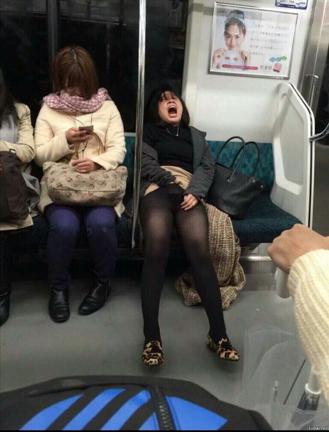Колготки под юбкой в метро