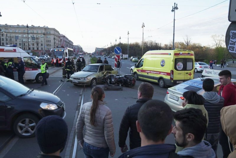 Авария дня. Мотоциклист погиб напротив парка Победы в Петербурге
