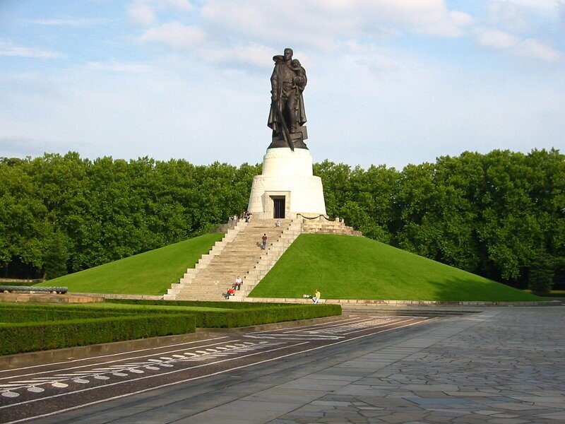 8 мая 1949 года в Берлине состоялось открытие памятника Воинам Советской Армии