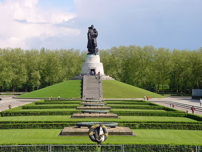 8 мая 1949 года в Берлине состоялось открытие памятника Воинам Советской Армии