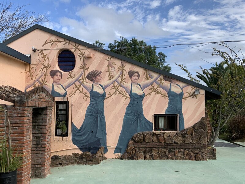 Домашний стрит-арт: художники по всему миру рисуют на стенах своих квартир и домов
