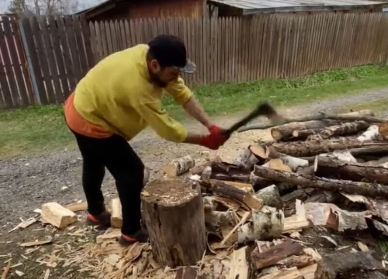 Не стоит отвлекать человека, занимающегося колкой дров