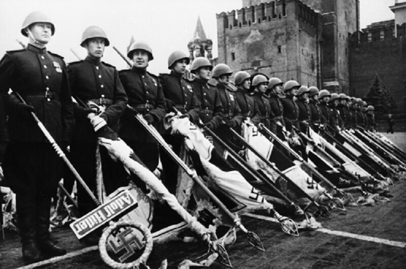 «Штандарт Гитлера — тяжелый». Как знамена Третьего Рейха бросали к Мавзолею