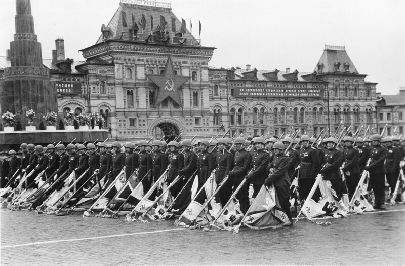 «Штандарт Гитлера — тяжелый». Как знамена Третьего Рейха бросали к Мавзолею