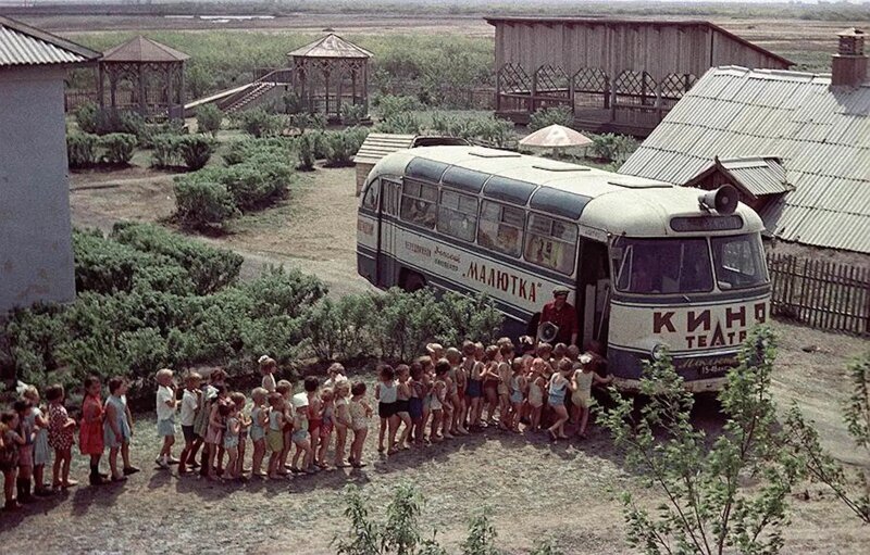 Очередь в автобус–кинотеатр “Малютка”, Курган, 1960–е