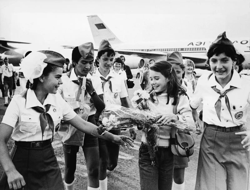 Американскую школьницу Саманту Смит встречают пионеры в аэропорту. Крым, 9 июля 1983 года