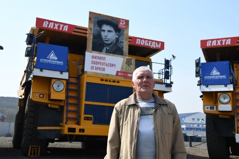 Огромные портреты героев провезли на БелАЗах