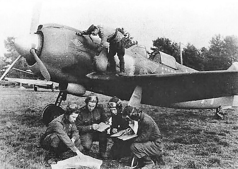 Пилоты 254-го ИАП обсуждают боевое задание возле Ла-5ФН. 1944 год.