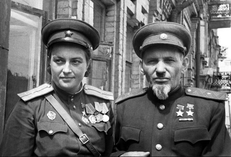 Снайпер Людмила Павличенко и партизан Сидор Ковпак, 1944 год