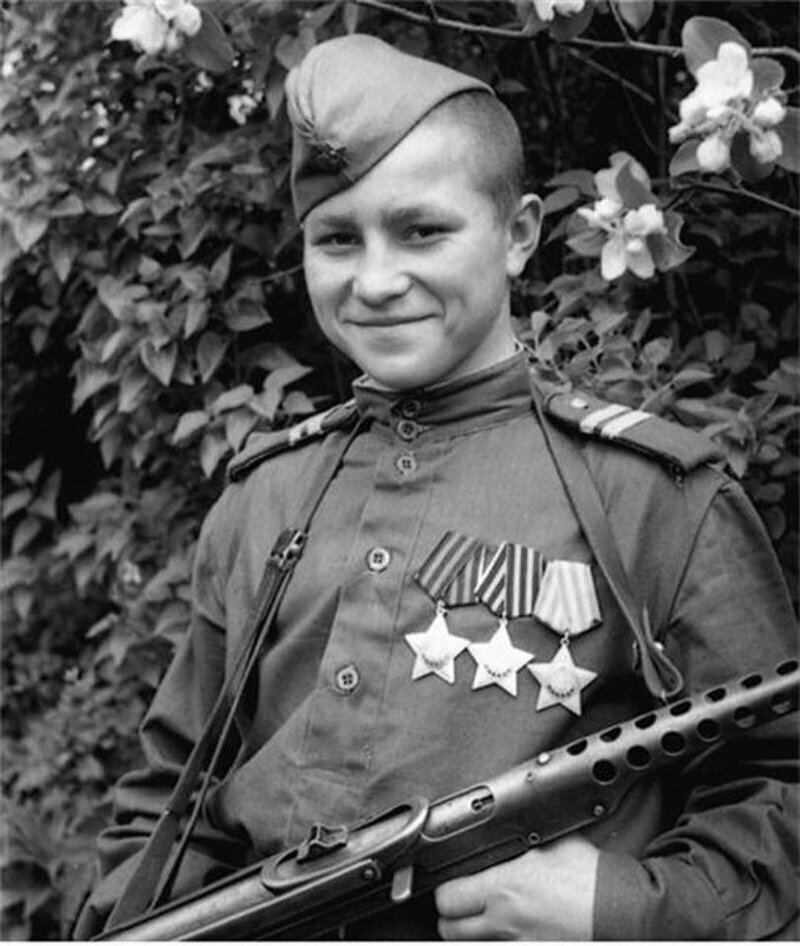 Полный кавалер ордена Славы командир орудия 185-го гвардейского Краснознаменного артиллерийского полка гвардии младший сержант Иван Филиппович Кузнецов, 1928 года рождения. Здесь ему 17 лет.