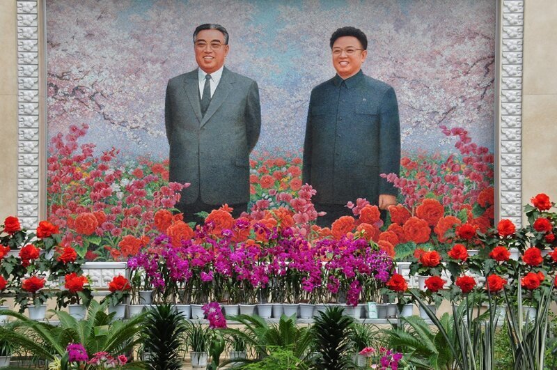 Пхеньян. Институт вышивки. Цветы Ким Ир Сена