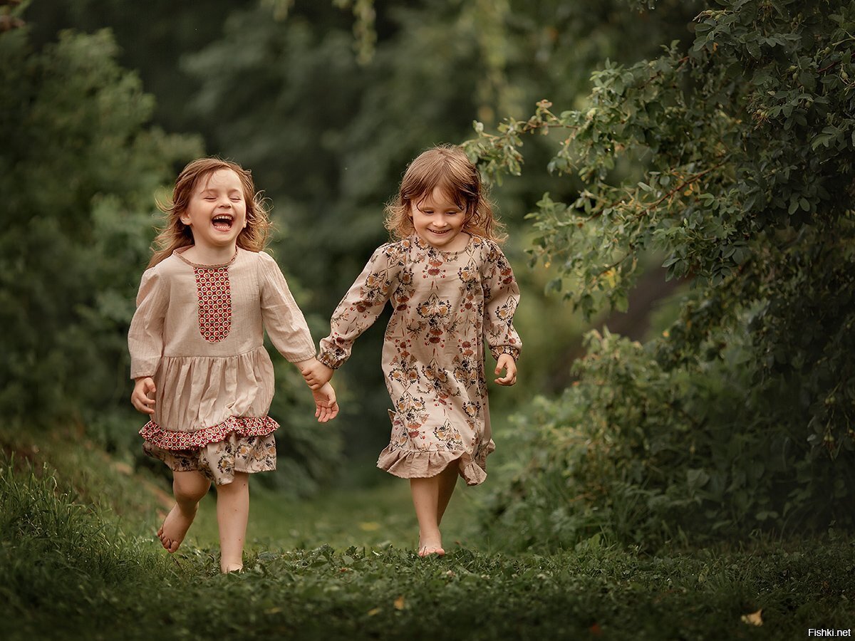 Фотосессия детей сестренок на природе