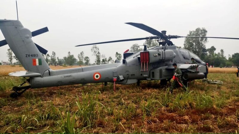 Ударный вертолет AH-64E Apache совершил аварийную посадку в Индии