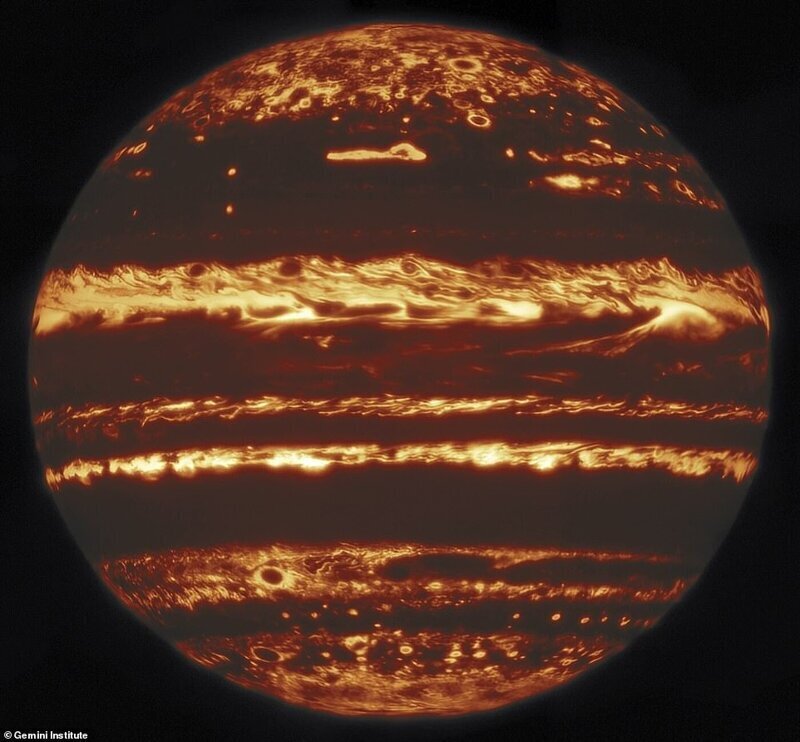 Редкие космические снимки раскрыли тайну грозовых штормов Юпитера