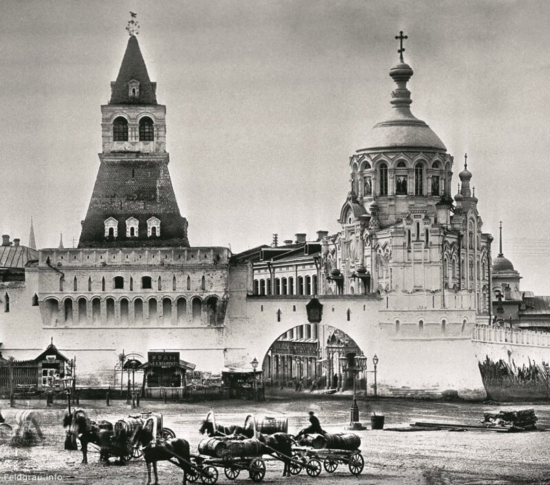 Владимирские ворота Китай-города и Пантелеймоновская часовня. Москва. 1884 год