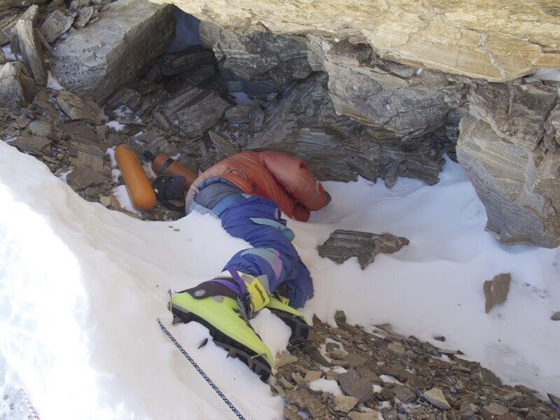 Зелёные ботинки — труп альпиниста в ярко-зелёных ботинках, который является широко известной отметкой высоты 8500 метров на северо-западном склоне Эвереста. Имя ему  Цеванг Палжор