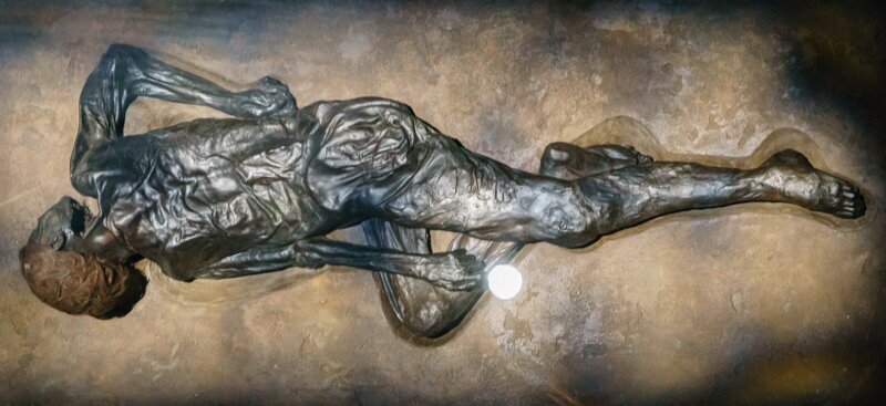 Мумия «Человека из Гроболла» в музее Орхуса, Дания
