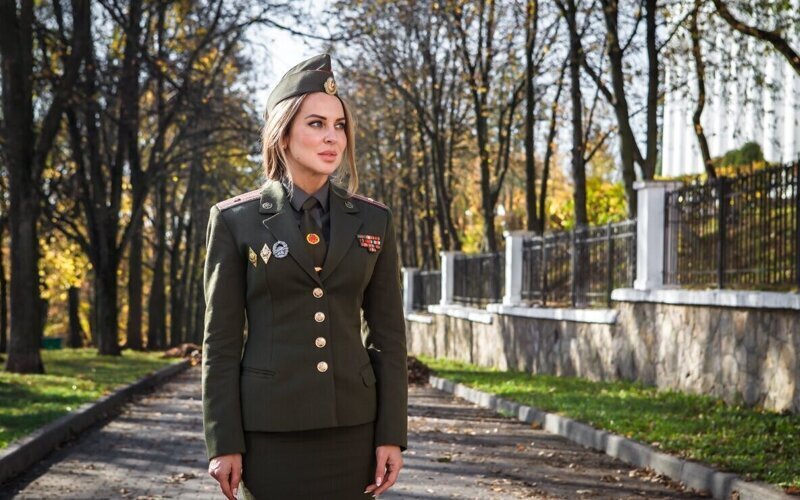 Пользователи сети затравили в соцсетях блондинку с медалями на параде Победы в Минске