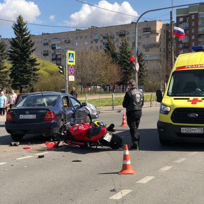Мотоциклист попал в больницу после столкновения с автомобилем в Колпино