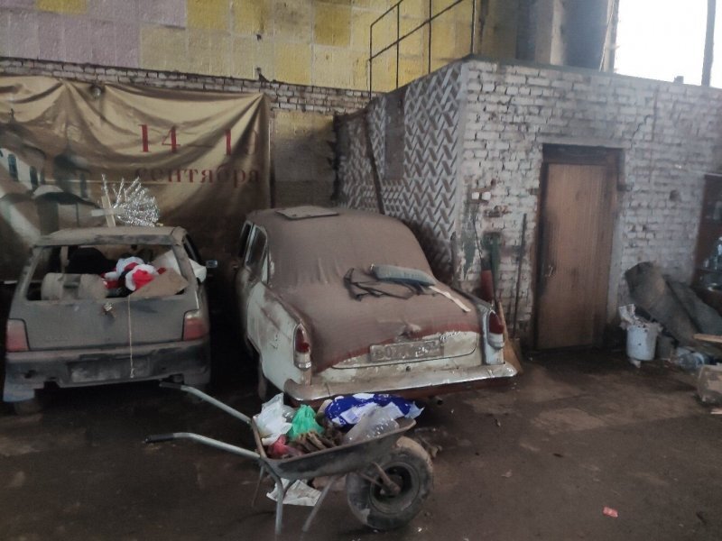 Под Великим Новгородом полтора десятка советских автомобилей пылятся в старом цеху
