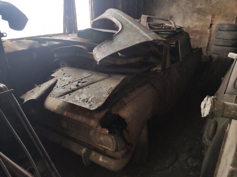 Под Великим Новгородом полтора десятка советских автомобилей пылятся в старом цеху