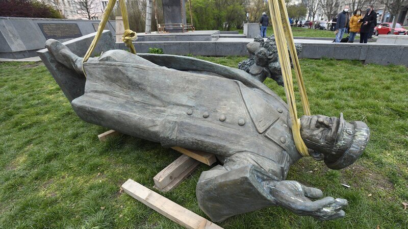 СМИ Чехии: российский дипломат провез в Прагу яд, чтобы отравить виновных в сносе памятника Коневу