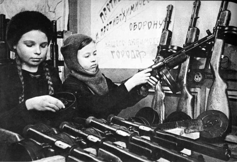 Школьники занимаются сборкой автоматов, Сталинск (Новокузнецк), 1943 г.