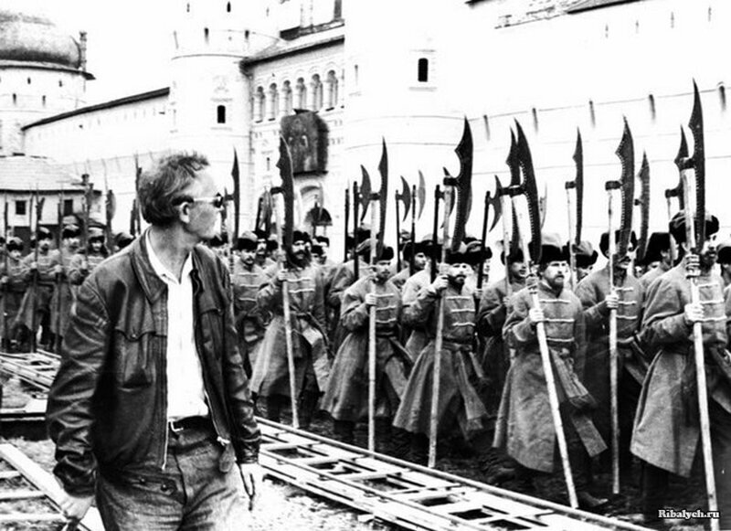 Леонид Гайдай на съемках фильма "Иван Васильевич меняет профессию", 1973
