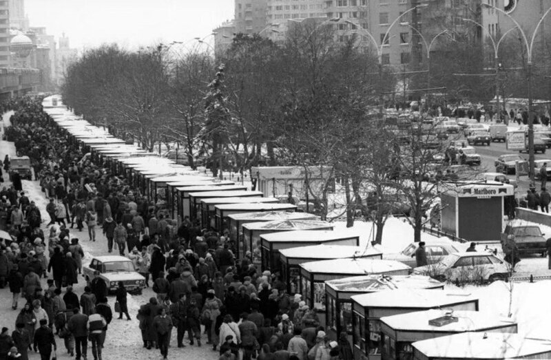 Уличная торговля на проспекте Калинина в Москве, начало 90-х