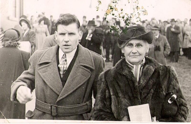 8. «1940 год, мой дедушка (17 лет на фото) на соревнованиях в Дублине со своей мамой»