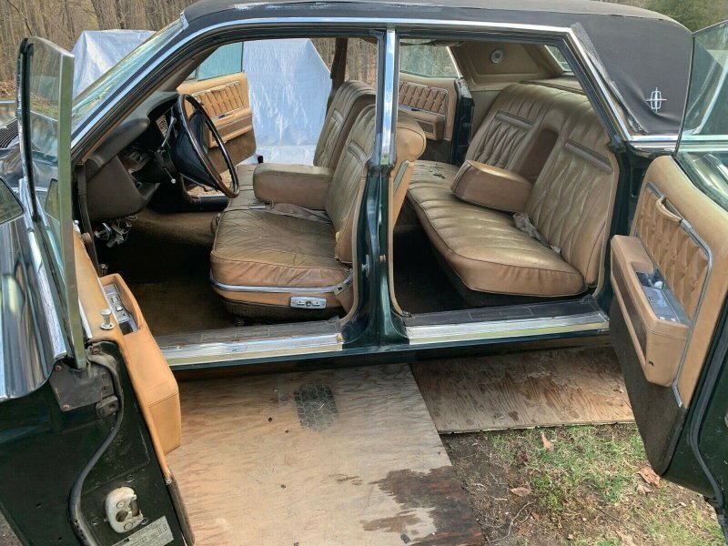 Забытый на 14 лет в гараже: на продажу выставили Lincoln Continental 1968 года