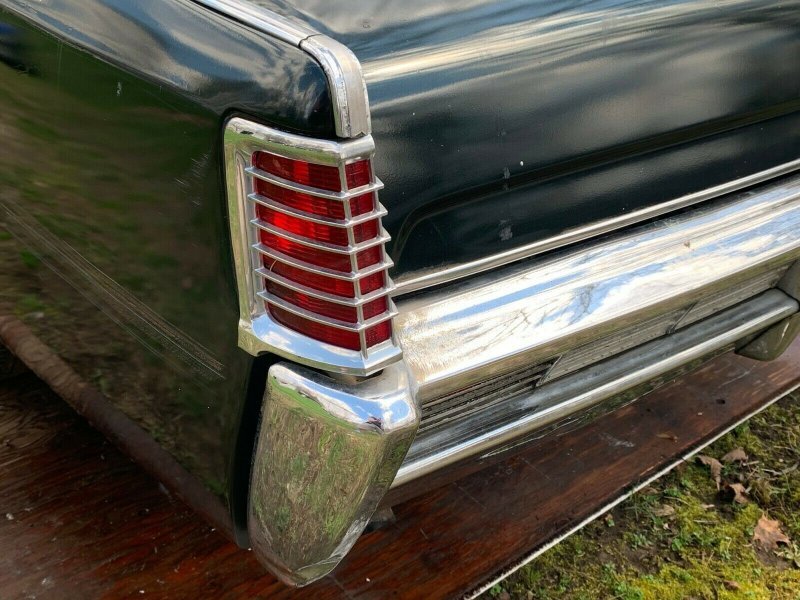 Забытый на 14 лет в гараже: на продажу выставили Lincoln Continental 1968 года